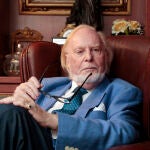 El polifacético Mauricio Wiesenthal, retratado en uno de sus rincones de leer, en su casa de Barcelona.