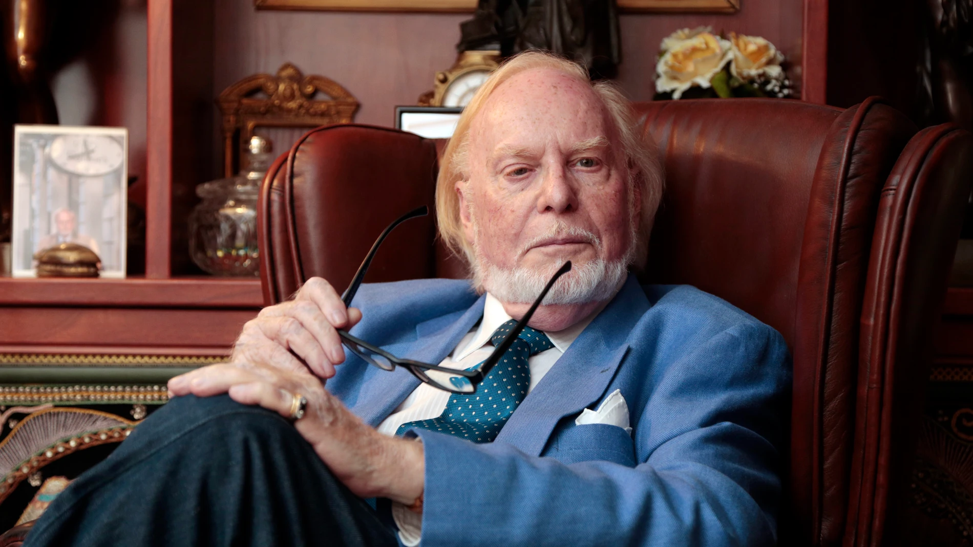 El polifacético Mauricio Wiesenthal, retratado en uno de sus rincones de leer, en su casa de Barcelona.