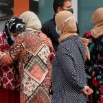 El ayuntamiento de Villajoyosa ha convocado un minuto de silencio al mediodía de hoy en repulsa por el último crimen machista, de una vecina de 40 años degollada ayer por su pareja sentimental y que deja tres niños huérfanos