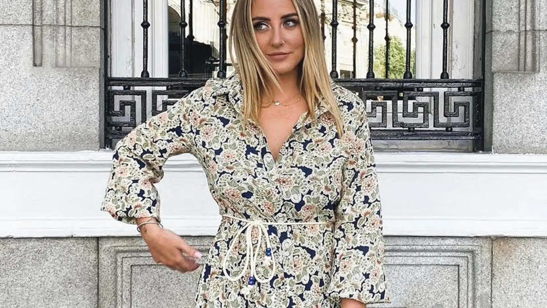 Rocío Flores con vestido camisero.