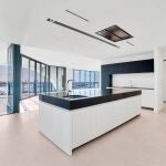 Fotografía cedida por Prestige Realty Group donde se muestra la cocina del lujoso apartamento que el cantante Nicky Jam compró por 6 millones de dólares en el edificio One Thousand Museum, único edificio diseñado en Miami (Florida) por la famosa arquitecta angloiraquí Zaha Hadid.