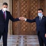 Pedro Sánchez y Pere Aragonès posan a su llegada para la reunión en el Palau de la Generalitat antes de que se celebre la segunda reunión de la mesa del diálogo