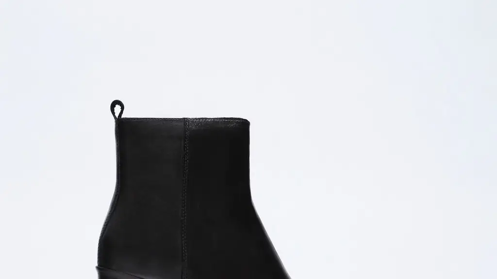 Botín de piel y tacón ancho, de Zara