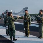 La presidenta de Taiwán Tsai Ing-wen habla con pilotos antes de las maniobras militares