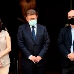 El president de la Genealitat, Ximo Puig, la vicepresidenta, Mónica Oltra, y el alcalde de Villajoyosa, Andreu Verdú (d), durante la concentracion de condena celebrada este miércoles por el asesinato de Zouita, degollada por su marido este lunes en Villajoyosa (Alicante)