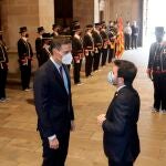 El presidente de la Generalitat, Pere Aragonès, recibe al presidente del Gobierno, Pedro Sánchez, a su llegada al Palau de la Generalitat en Barcelona.