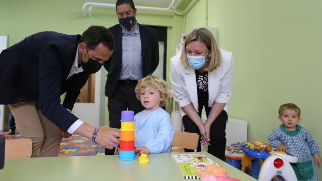 La consejera de Familia e Igualdad de Oportunidades, Isabel Blanco, y el presidente de la Diputación de Valladolid, Conrado Íscar, visitan el programa Crecemos en Viana de Cega junto a su alcalde, Alberto Collantes
