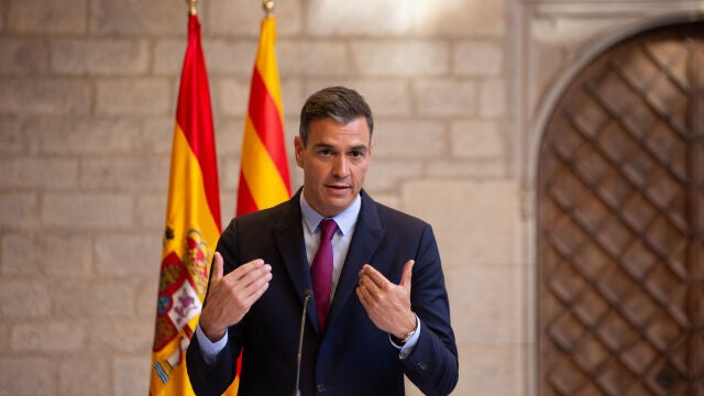 El presidente del Gobierno, Pedro Sánchez, ofrece una rueda de prensa en el Palau de la Generalitat tras reunirse con el president de la Generalitat y antes de que se celebre la segunda reunión de la mesa del diálogo entre el Gobierno central y el Govern catalán, a 15 de septiembre de 2021, en Barcelona, Catalunya (España). Sánchez y Aragonès inauguran hoy la nueva etapa de la mesa de diálogo para resolver el denominado "conflicto catalán". Esta nueva reunión llega en un momento especialmente crítico para los socios del Govern, inmersos en una disputa que ha dejado por el momento a Junts fuera de las negociaciones con el Ejecutivo central.15 DE SEPTIEMBRE DE 2021;GOBIERNO;GOVERN;GENERALITAT;DIALOGO;INDEPENDENCIA;CATALUÑA;ENCUENTRO;RUEDA DE PRENSADavid Zorrakino / Europa Press15/09/2021