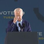 El presidente Joe Biden hizo la señal de la cruz justo después de nombrar a Donald Trump