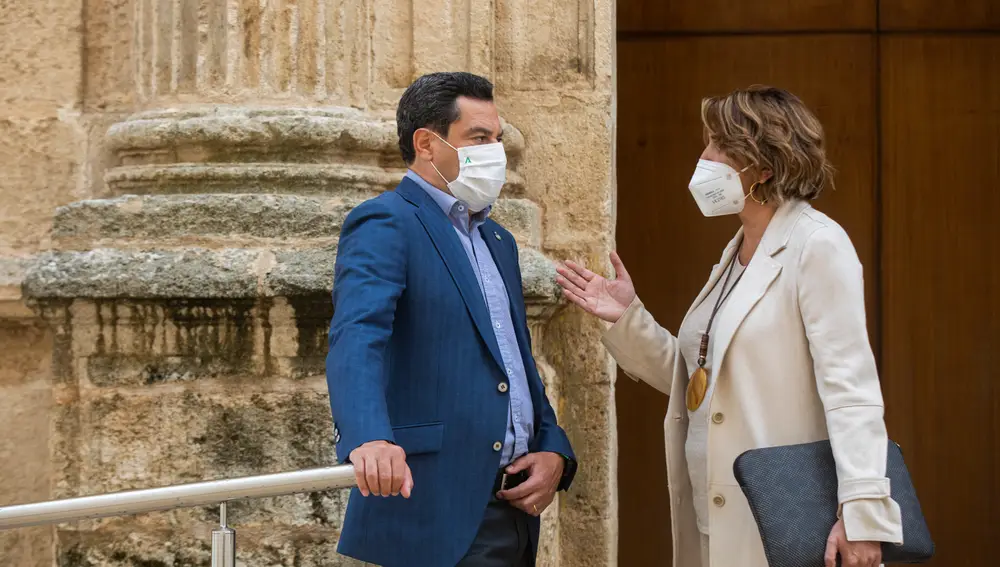 El presidente de la Junta de Andalucía, Juanma Moreno (i), conversa con la diputada socialista Susana Díaz (d), durante la primera jornada de sesión plenaria en el Parlamento de Andalucía. María José López / Europa Press