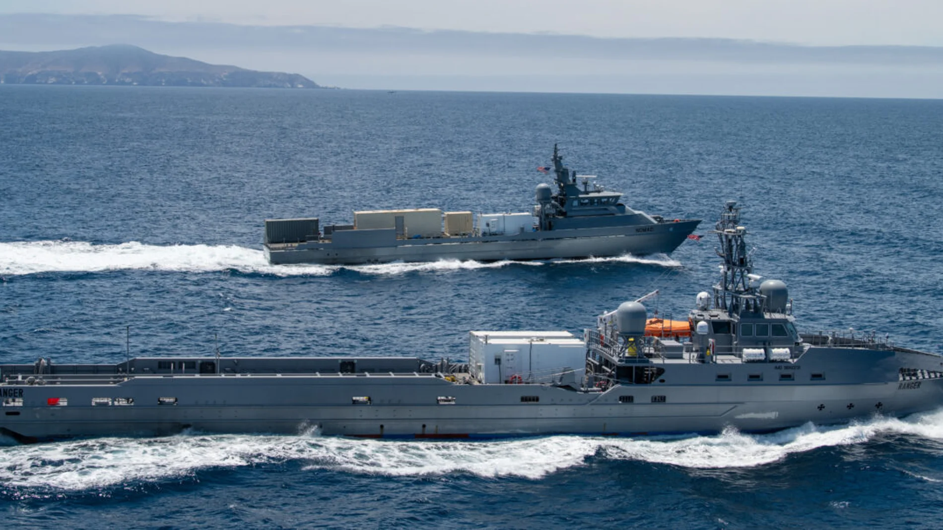 Fotos de los dos barcos experimentales no tripulados de la Marina de EEUU, el USS Nomad y el USS Ranger