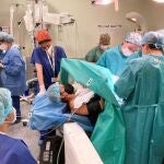 La cesárea centrada en la mujer y la familia incorpora y adapta las buenas prácticas ya muy consolidadas para la atención humanizada del parto vaginal