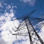 Imagen de torre eléctrica y tendido eléctrico.