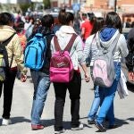 Alumnos saliedo del instituto