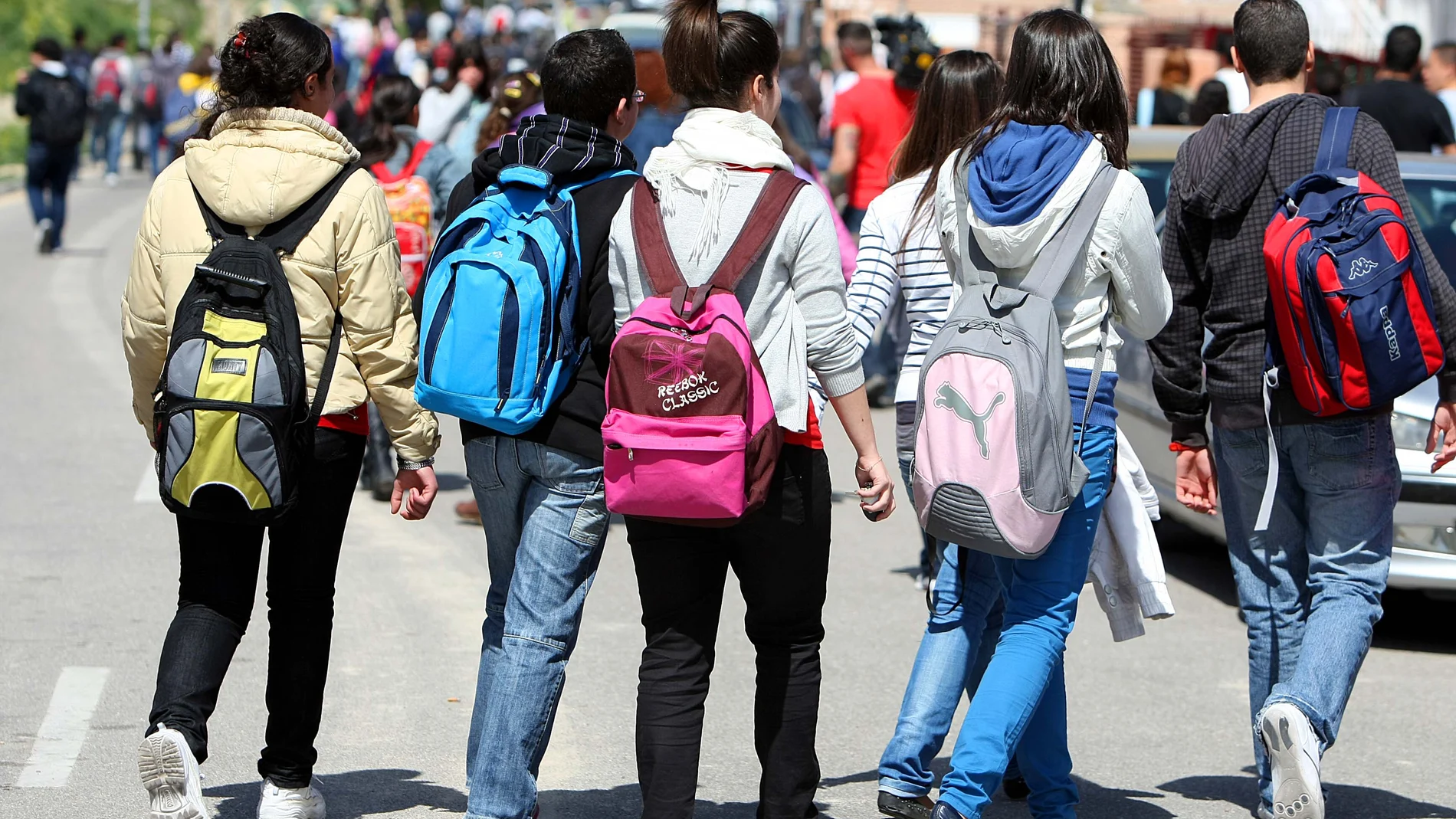 Alumnos saliedo del instituto
