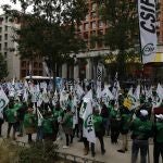 En la imagen, funcionarios se manifiestan frente a las puertas del Ministerio de Sanidad en Madrid