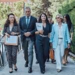 Macarena Olona y diputados de Vox a las puertas del Tribunal Constitucional