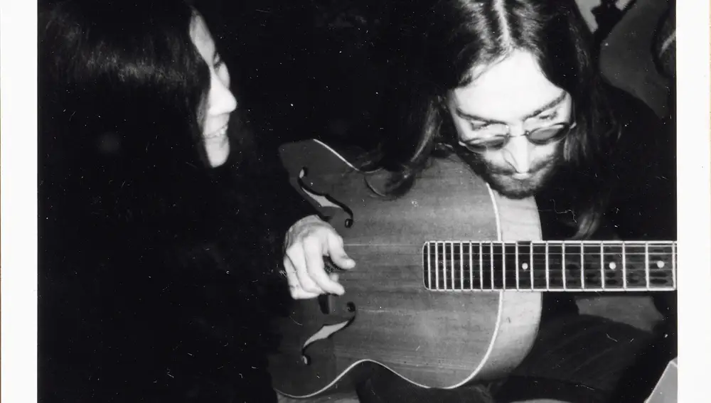 John Lennon y Yoko Ono en Thy, al norte de Dinamarca, fotografiados para el periódico local por unos estudiantes