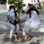 Pablo en las faldas de su madre, Macarena, y junto a la doctora Forner, que ha llevado a cabo el estudio
