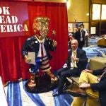 Matt Braynard, junto a una estatua del ex presidente de Estados Unidos, Donald Trump, en una entrevista el pasado mes de febrero