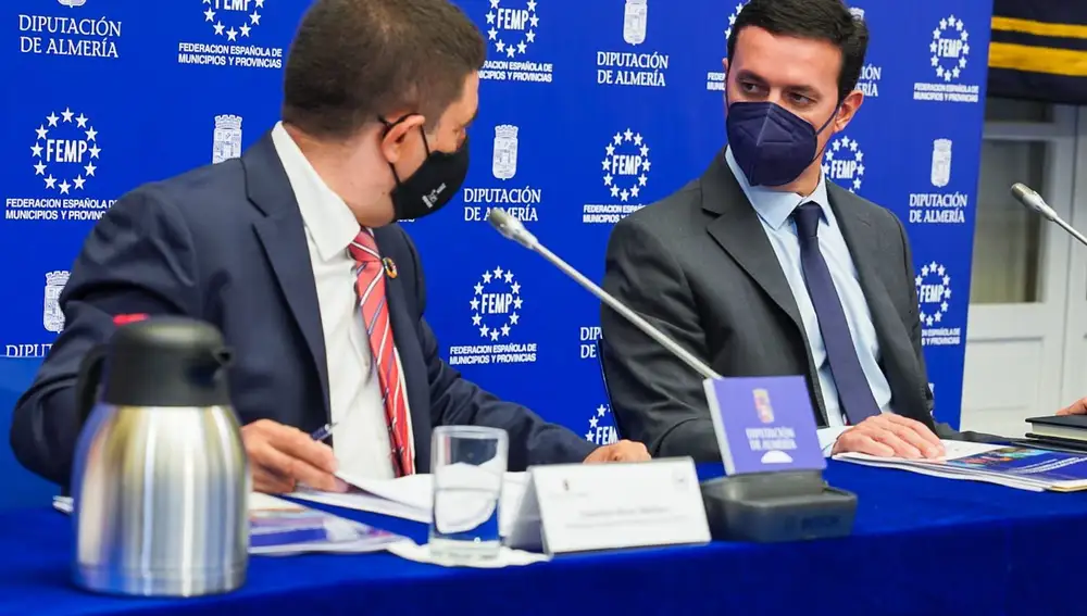 El presidente de la Diputación de Jaén, Francisco Reyes, y su homólogo de Almería, Javier A. García