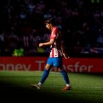 Joao Félix abandona el campo después de ser expulsado
