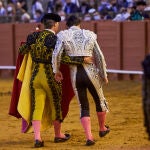 Pablo Aguado se retira del ruedo tras una lesión en la rodilla derecha durante la corrida en la plaza de toros de la Real Maestranza de Caballería durante el primer festejo taurino de la Feria de San Miguel 2021 a 28 de septiembre de 2021, en Sevilla, España.Joaquin Corchero / AFP7 / Europa18/09/2021