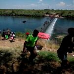 Migrantes procedentes de Haití esperan en el río Bravo para cruzar rumbo a Estados Unidos, en Ciudad Acuña, estado de Coahuila (México).