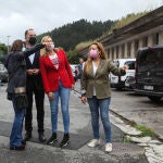 La presidenta de Nuevas Generaciones del PP, Beatriz Álvarez Fanjul, la vicesecretaria nacional de organización y presidenta del PP de Navarra, Ana Beltrán, y el presidente del PP en el País Vasco, Carlos Iturgaiz acuden a una concentración en “desagravio a las víctimas del terrorismo frente a la fábrica donde estuvo secuestrado Ortega Lara