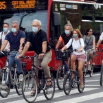 El alcalde de Valencia, Joan Ribó (3º i), recorre la ciudad en bicicleta