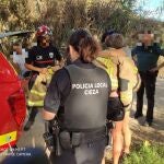 La mujer rescatada se abraza a una amiga una vez puesta a salvo