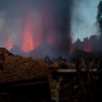 Lava, humo y cenizas expulsadas durante la erupción volcánica de este domingo en el parque natural de Cumbre Vieja de La Palma (Islas Canarias)