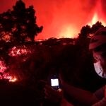 Las coladas de lava bajan por las laderas del municipio de El Paso (La Palma)