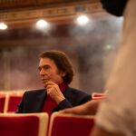 El cantante contempla el majestuoso interior del Teatro Real en una de las escenas de rodaje de «Raphaelismo»