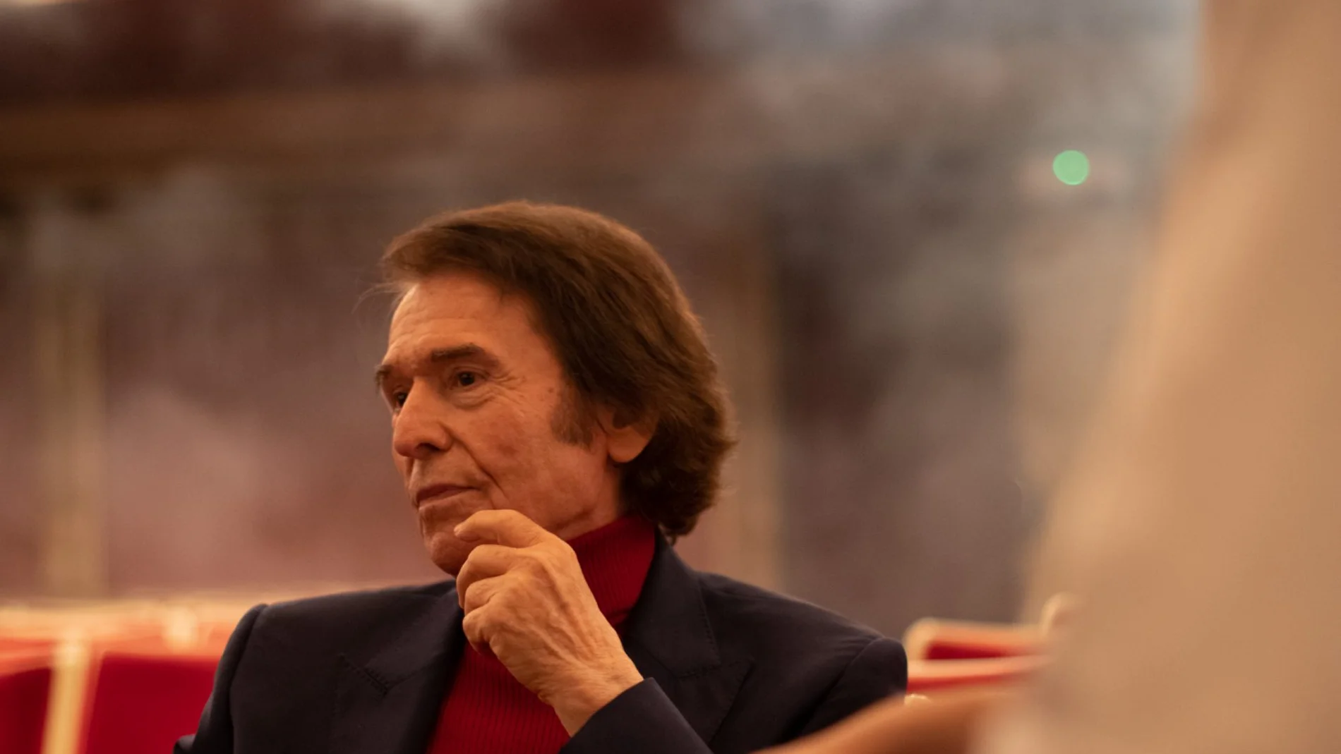 El cantante contempla el majestuoso interior del Teatro Real en una de las escenas de rodaje de «Raphaelismo»