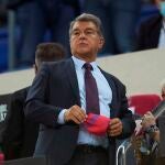 El presidente del FC Barcelona, Joan Laporta, en el palco durante el partido de la quinta jornada de Liga en Primera División que FC Barcelona y Granada disputaron en el Camp Nou. EFE/Alejandro García
