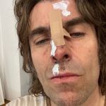 De esta guisa se ha presentado Liam Gallagher en las redes sociales tras «caerse», dice, de su helicóptero