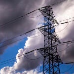 Torres eléctricas y estación de energía