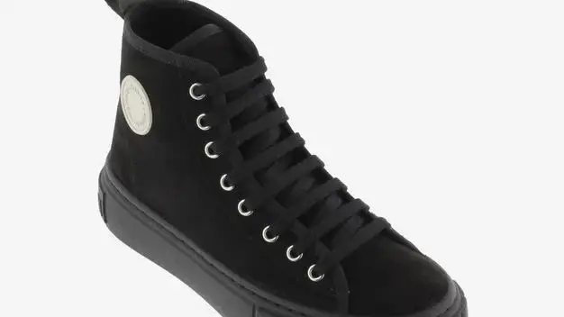 Sneaker negra con plataforma.