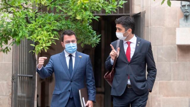 El presidente de la Generalitat, Pere Aragonès, junto a su vicepresidente, Jordi Puigneró, a su llegada a la reunión semanal del Govern, una semana después de desatarse una crisis interna por la mesa de diálogo