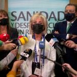 El consejera de Sanidad de Castilla y León, Verónica Casado, atiende a los medios durante su participación en una jornada de análisis y debate técnico sobre el reto común de la asistencia sanitaria en territorios aislados y despoblados celebrada este martes en Soria en compañía de sus homólogos de Castilla-la Mancha y Aragón, Jesús Hernández y Sara Ripollés