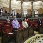 En primer plano, Joan Ribó y Sandra Gómez vigilados desde detrás por Borja Sanjuan. Al fondo, de verde, Giuseppe Grezzi