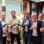 Bolsonaro y su equipo de asesores se comen una pizza en Nueva York