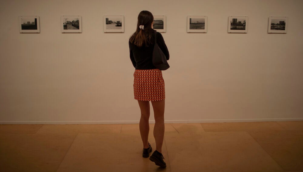 Una visitante del Reina Sofía frente a las imágenes del fotógrafo