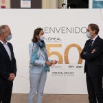 De izqda. a dcha.: Pedro Luis de la Fuente, subdelegado del Gobierno en Burgos; Benoît Mocquant, director de la fábrica de L’Oréal en Burgos; Reyes Maroto, ministra de Industria, Comercio y Turismo; Juan Alonso de Lomas, presidente de L’Oréal España; y Daniel de la Rosa, alcalde de Burgos