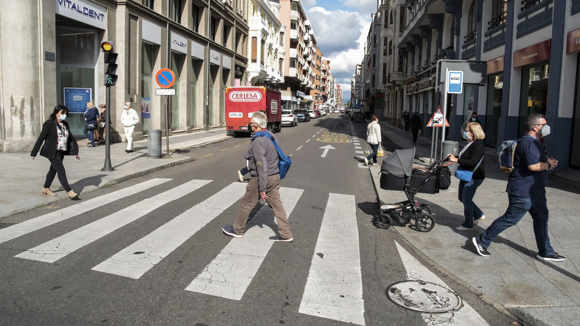 Gente paseando por las calles de León