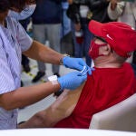 Una sanitaria vacuna a un hombre, en la Residencia de Mayores Vista Alegre