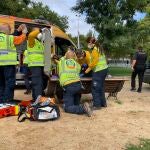 Los policías nacionales han realizado un torniquete en la mano semi amputada