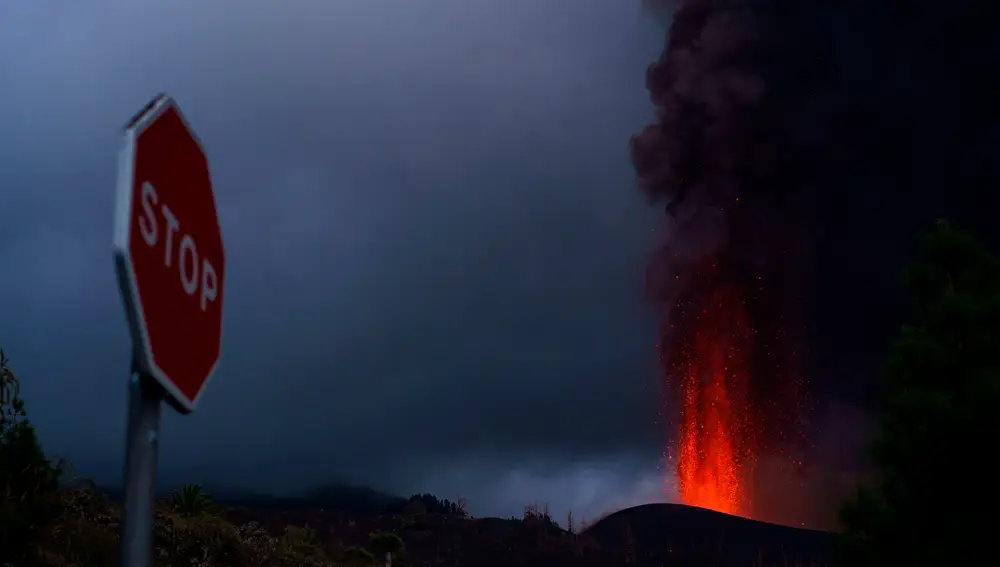 GRAFCAN3604. EL PASO (LA PALMA) (ESPAÑA), 22/09/2021.- El volcán de La Palma cumple su cuarto día de erupción, con más de 5.000 vecinos desalojados de sus casas y graves daños en viviendas e infraestructuras de tres municipios. EFE/Ramón de la Rocha.