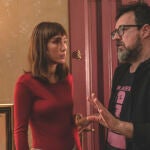 Paco Plaza (derecha) y Almudena Amor, protagonista de "La abuela", durante el complicado rodaje de la película